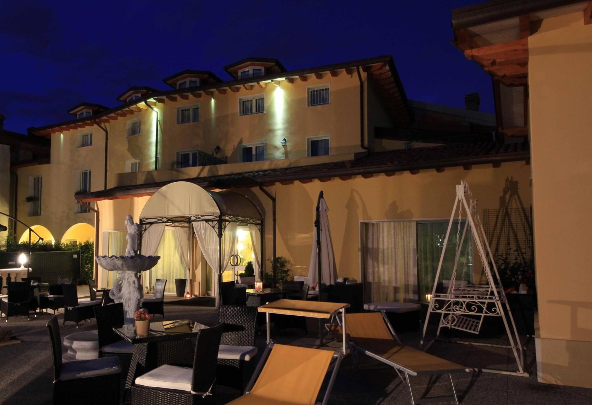 Hotel Borgo Dei Poeti Romantik Wellness & Spa Manerba del Garda Exterior photo