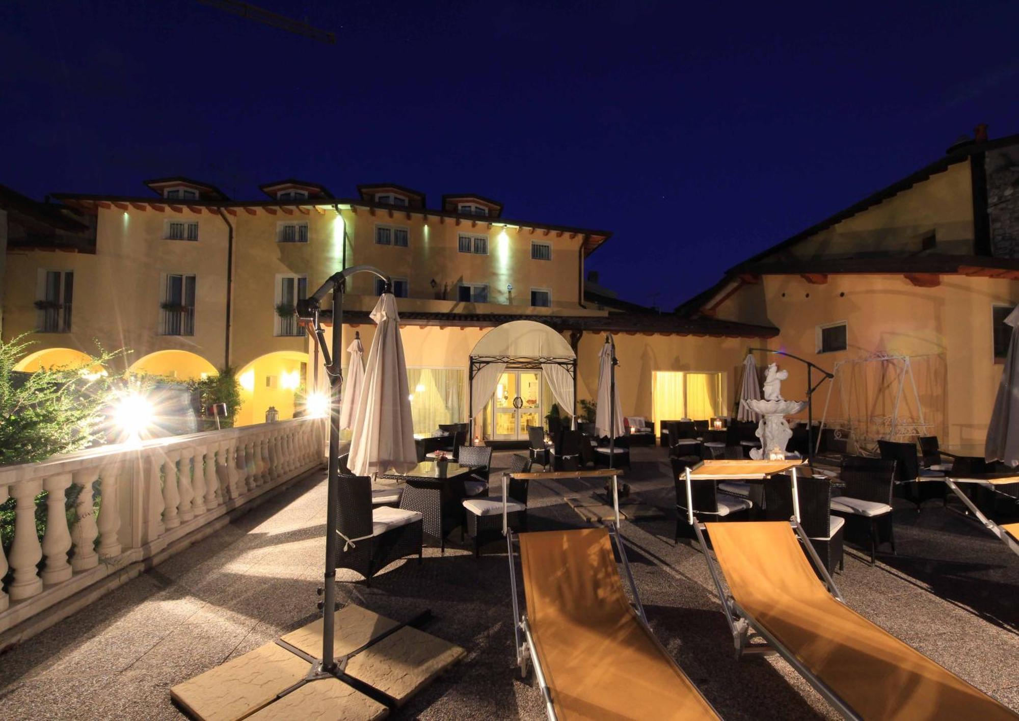 Hotel Borgo Dei Poeti Romantik Wellness & Spa Manerba del Garda Exterior photo