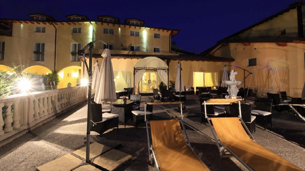 Hotel Borgo Dei Poeti Romantik Wellness & Spa Manerba del Garda Exterior photo